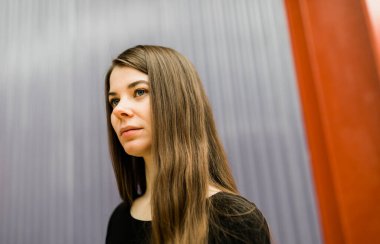 Gerçek Genç ve uzun saçlı güzel bir kadının hayat tarzı portresi.