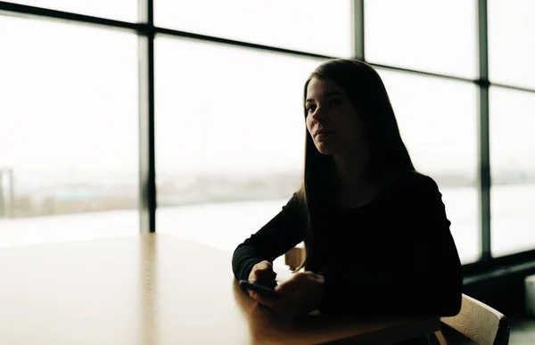 Portret Van Real Young Mooie Vrouw Met Lang Haar Aan — Stockfoto