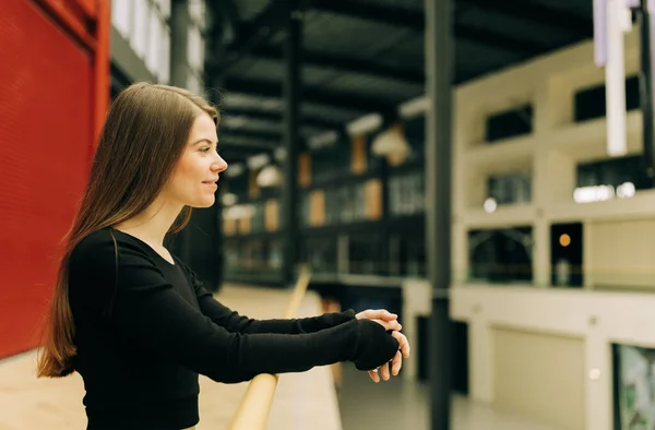 Lifestyle Porträt Einer Jungen Hübschen Frau Mit Langen Haaren — Stockfoto