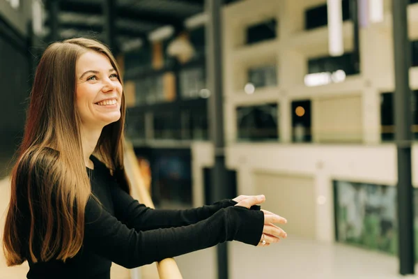 Lifestyle Porträt Einer Jungen Hübschen Frau Mit Langen Haaren — Stockfoto