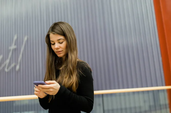 Портрет Реальної Молодої Жінки Мобільним Телефоном — стокове фото