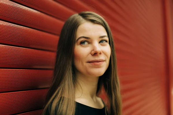 Livsstil Porträtt Real Young Söt Kvinna Med Långt Hår — Stockfoto