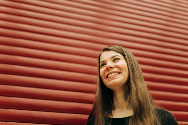 Портрет Счастливой Молодой Женщины Длинными Волосами — стоковое фото