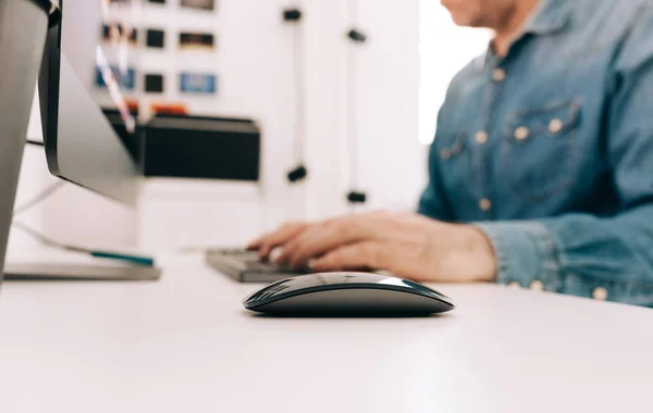 Man Arbetar Moderna Vita Kontor Selektivt Fokus Närmaste — Stockfoto