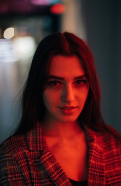 Genç Bir Kadının Gece Portresi, farklı bir ışık.