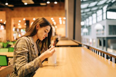Çok güzel bir kadının portresi, çubuklarla Çin yemeği yiyor.