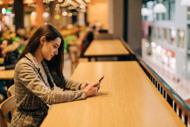 Telefonda uzun saçlı, çok güzel bir kadının portresi.