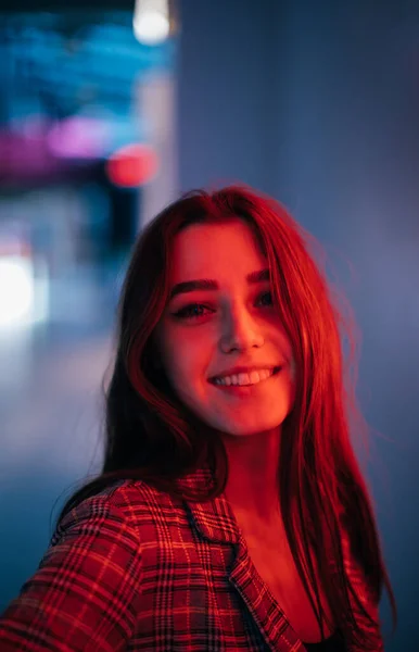 Nattporträtt Ung Kvinna Olika Ljus — Stockfoto