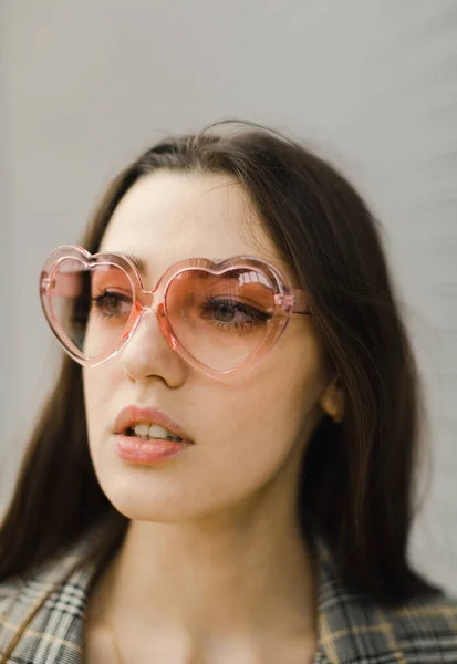 Kobieta Różowych Okularach Przeciwsłonecznych Ostrość Selektywna Naturalne Światło — Zdjęcie stockowe