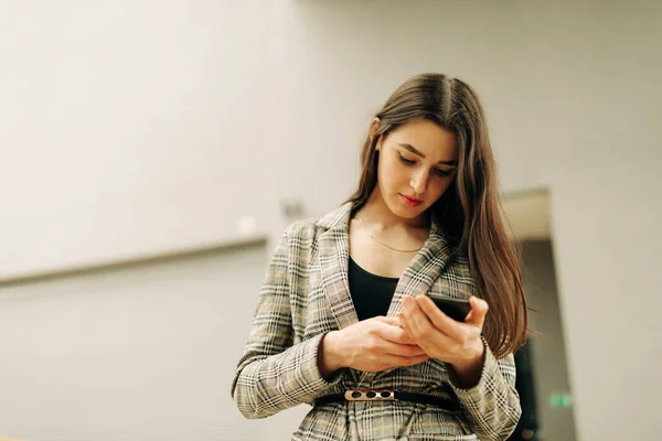 Porträt Einer Jungen Hübschen Frau Mit Handy — Stockfoto