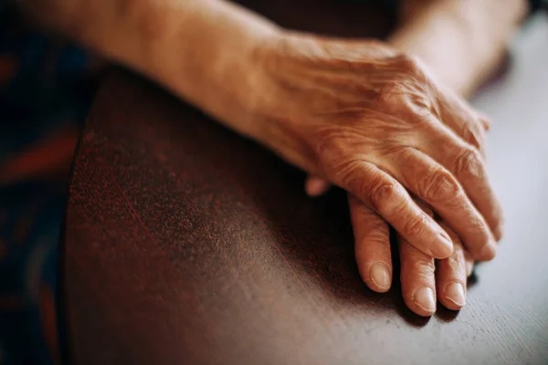 Äkta Äldre Kvinna Hemmet Naturligt Ljus Selektiv Fokuspunkt — Stockfoto