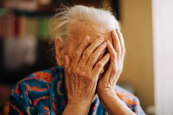 Äkta Äldre Kvinna Hemmet Naturligt Ljus Selektiv Fokuspunkt — Stockfoto