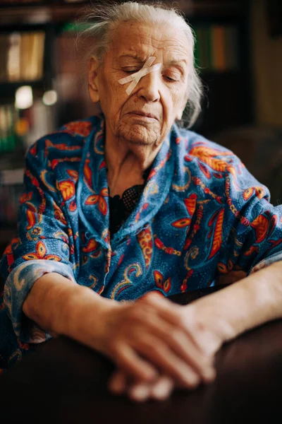 Πραγματική Ηλικιωμένη Γυναίκα Στο Σπίτι Φυσικό Φως Επιλεκτικό Σημείο Εστίασης — Φωτογραφία Αρχείου