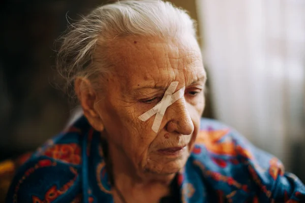 Gerçek Yaşlı Kadın Evde Doğal Işık Seçici Odak Noktası — Stok fotoğraf