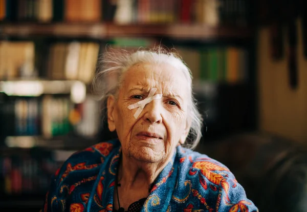 Gerçek Yaşlı Kadın Evde Doğal Işık Seçici Odak Noktası — Stok fotoğraf