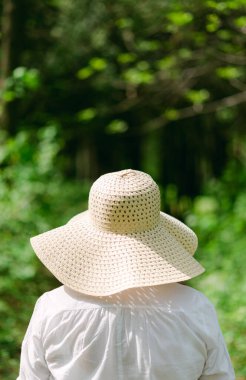 Bahçedeki Şapkalı Kadın, seçici odaklanma