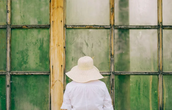 庭で帽子を持つ女性 選択的な焦点 — ストック写真