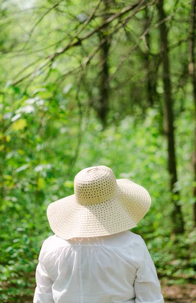 Mujer Con Sombrero Jardín Enfoque Selectivo —  Fotos de Stock