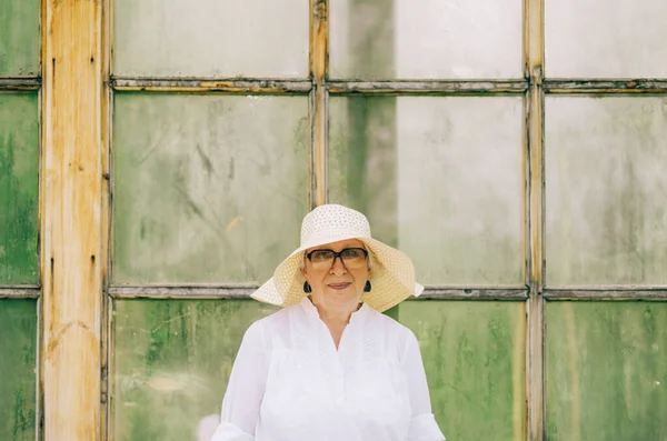 Portrét Starší Ženy Kloboukem Starého Okna — Stock fotografie