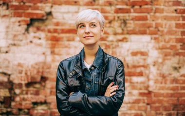 Dışarıdaki sarışın güzel kadının sıradan portresi.