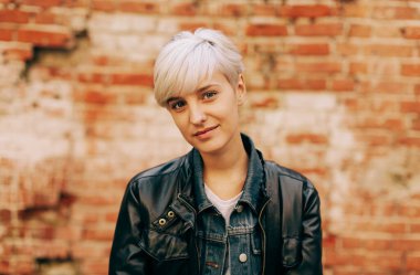 Dışarıdaki sarışın güzel kadının sıradan portresi.