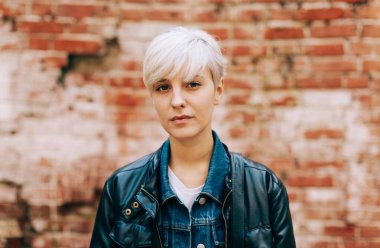 Dışarıdaki sarışın güzel kadının sıradan portresi.