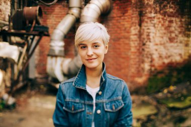 Dışarıdaki sarışın güzel kadının sıradan portresi.