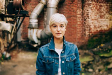 Dışarıdaki sarışın güzel kadının sıradan portresi.