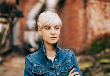 Dışarıdaki sarışın güzel kadının sıradan portresi.