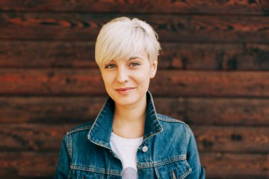 Dışarıdaki sarışın güzel kadının sıradan portresi.