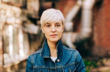 Dışarıdaki sarışın güzel kadının sıradan portresi.