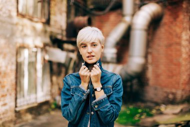 Dışarıdaki sarışın güzel kadının sıradan portresi.