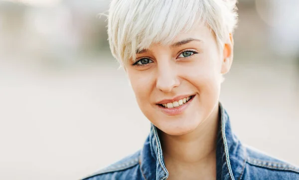 Casual Portrait Der Schönen Blonden Jungen Frau Freien — Stockfoto