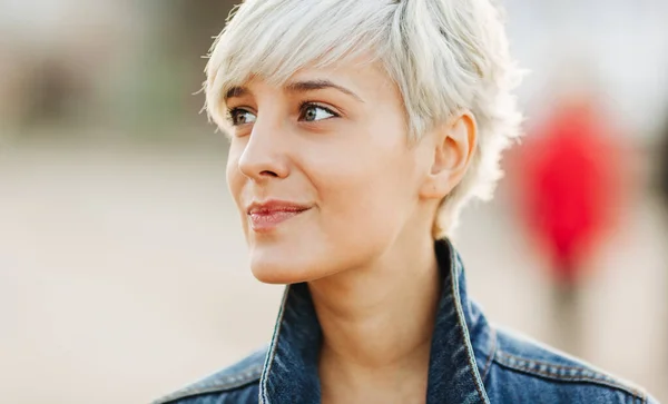 Casual Portrait Der Schönen Blonden Jungen Frau Freien — Stockfoto