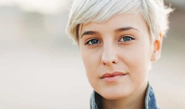 Casual Porträtt Vacker Blond Ung Kvinna Utomhus Stockfoto