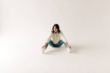 Beyaz arka planda esmer bir kadın.