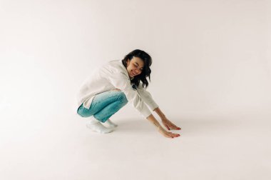 Beyaz arka planda esmer bir kadın.