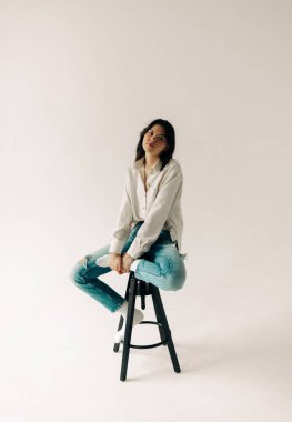 Beyaz arka planda esmer bir kadın.