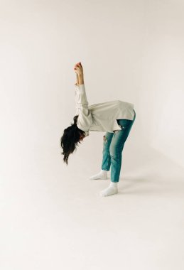 Beyaz arka planda esmer bir kadın.