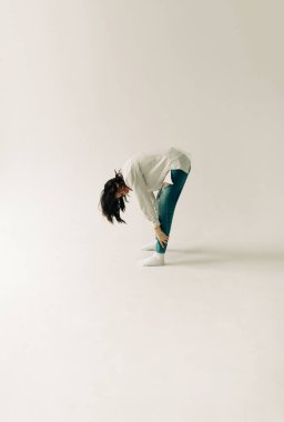 Beyaz arka planda esmer bir kadın.