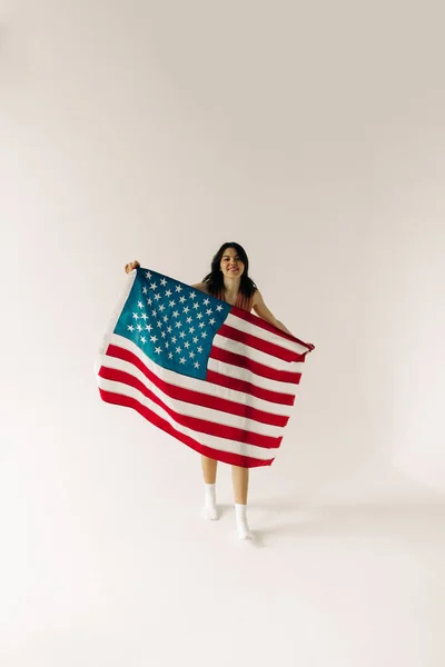 Jovem Mulher Com Nós Bandeira Fundo Branco — Fotografia de Stock
