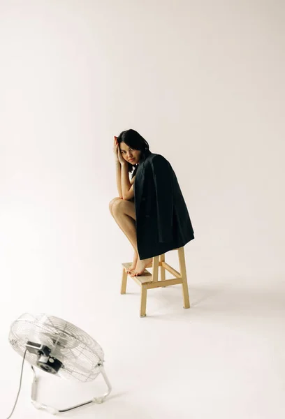 Mujer Joven Posando Sobre Fondo Blanco —  Fotos de Stock