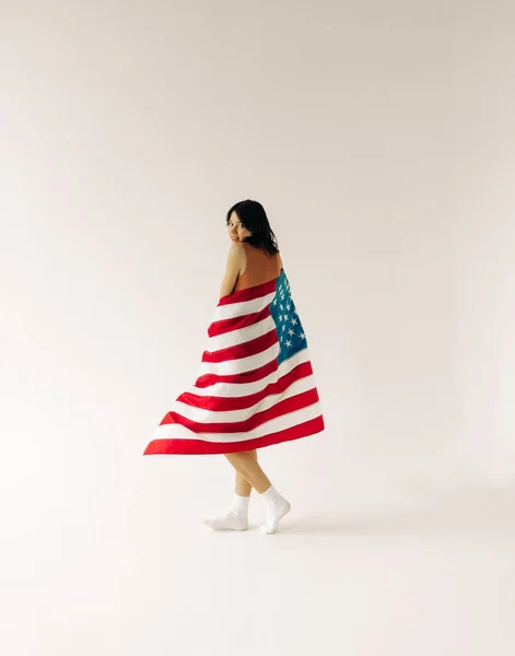 Mujer Joven Con Nosotros Bandera Sobre Fondo Blanco — Foto de Stock