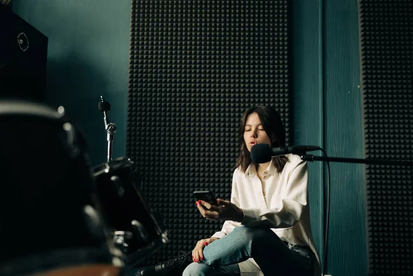 Mujer Joven Con Micrófono Estudio Música — Foto de Stock