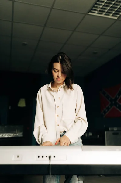 Mujer Joven Con Micrófono Estudio Música — Foto de Stock