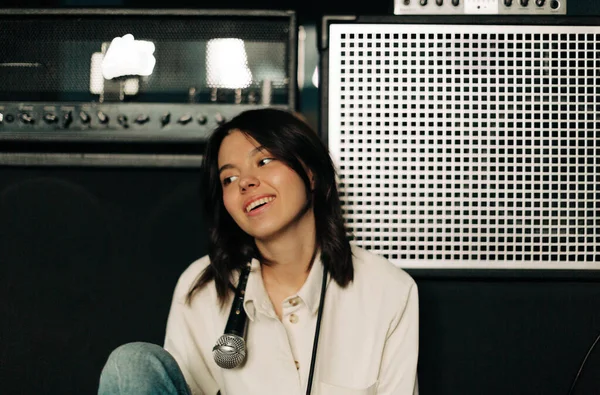Ung Kvinna Med Mikrofon Musikstudio — Stockfoto