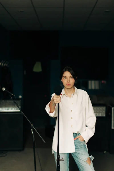 Молода Жінка Мікрофоном Музичній Студії — стокове фото