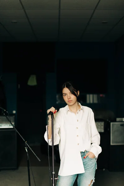 Mujer Joven Con Micrófono Estudio Música —  Fotos de Stock