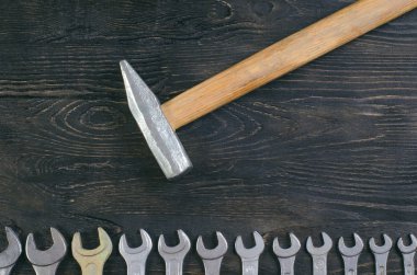 ahşap arka plan anahtar üzerinde çekiç