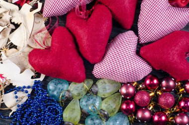 Ahşap bir arka planda noel süslemeleri